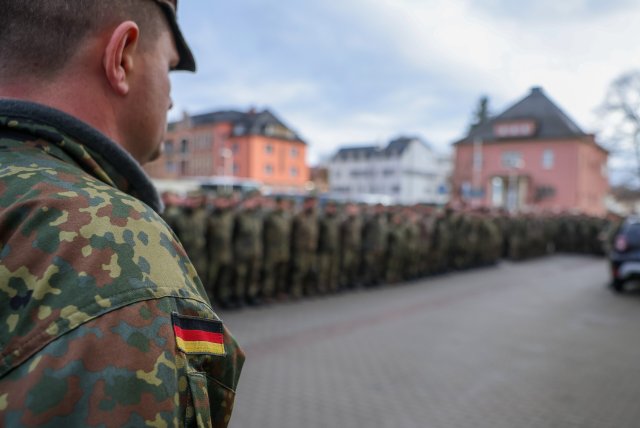 Soldaten der Bundeswehr treten vor ihrem Einsatz zu einer Einweisung an.