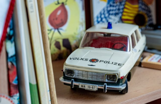 Ein ferngesteuerter Modell-Wartburg der Volkspolizei in einem DDR-Kinderzimmer im Museum in Auerbach.