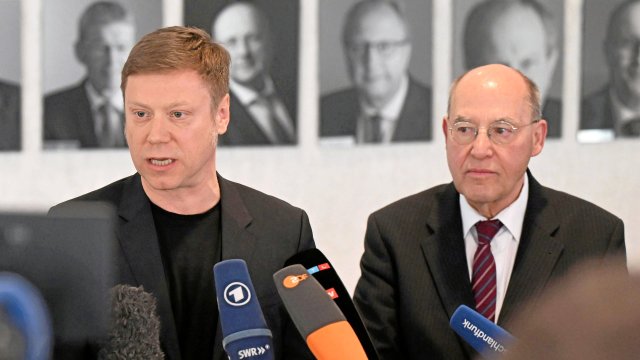 Gregor Gysi und Martin Schirdewan vor Beginn der Verhandlung über die Wahlrechtsreform der Ampel-Koalition.