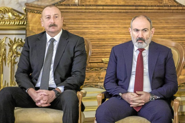 Gegen die Kritik der eigenen Bevölkerung arbeitet Armeniens Premierminister Nikol Paschinjan (r.) an einem Frieden mit Aserbaidschans Machthaber Ilham Alijew.