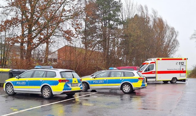 Polizeiautos und ein Krankenwagen nahe einer Schule in Cuxhaven. Gewaltvorfälle erhöhen Stress und das Burnout-Risiko von Lehrkräften deutlich.