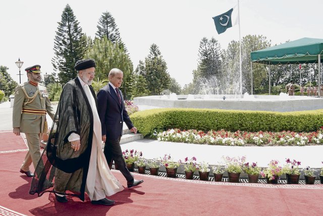 Der iranische Präsident Ebrahim Raisi (l.) zusammen mit dem pakistanischen Premierminister Schehbaz Scharif in Islamabad
