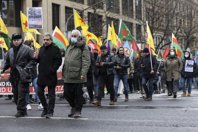 Kurd*innen in Frankfurt protestieren gegen die Bombardierung kurdischer Gebiete in Syrien und Irak durch das türkische Militär.