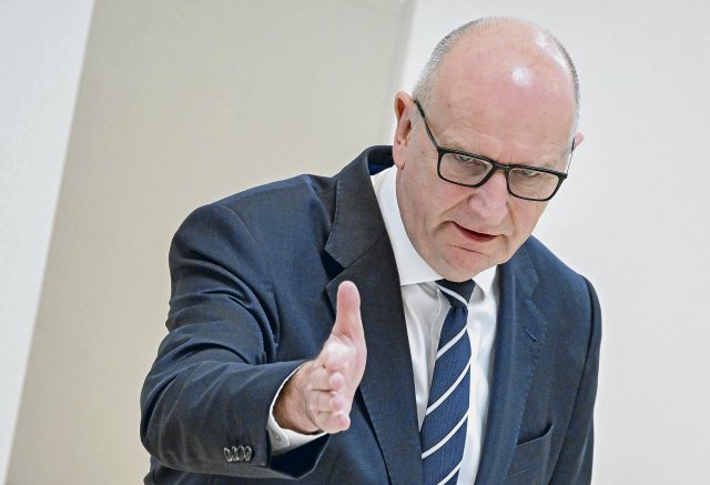 Brandenburgs Ministerpräsident Dietmar Woidke (SPD) verteidigt im Landtag die Arbeit der Koalition aus SPD, CDU und Grünen.