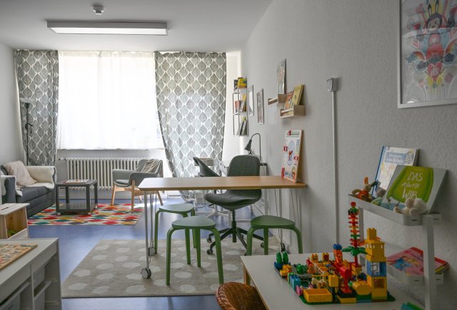 Fast 1500 Euro für zwei Wochen mit Kind? Viele Betroffene häuslicher Gewalt müssen den Platz im Frauenhaus selbst zahlen. Dabei kommen teils vierstellige Summen zusammen.