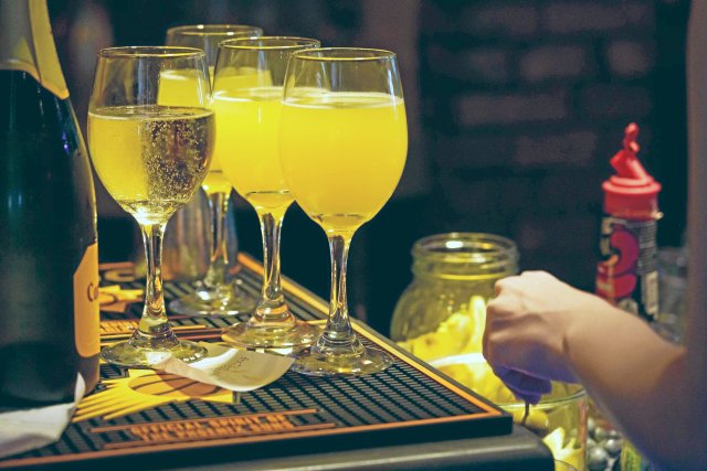 Beim Brunch mit so genannten »Bottomless Mimosas« trinkt man in den USA mehr Alkohol als beim Wein-Dinner in Bordeaux.
