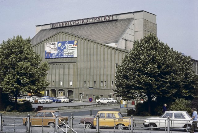 Die »Tropfsteinhöhle«, der alte Friedrichstadt-Palast mit Parkplatz