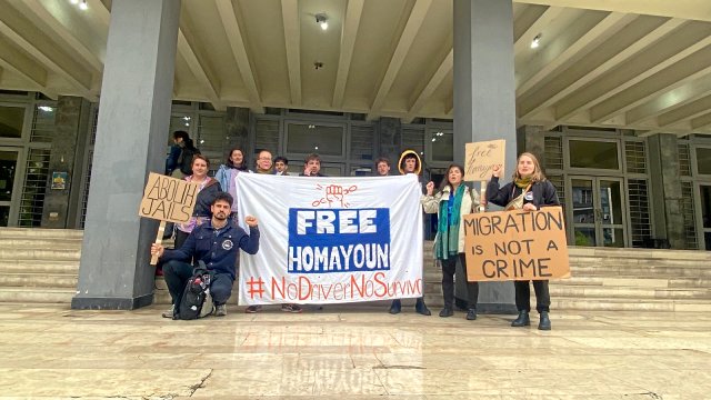 Aktivisten fordern vor dem Gericht in Thessaloniki die Freilassung von Homayoun Sabetara.