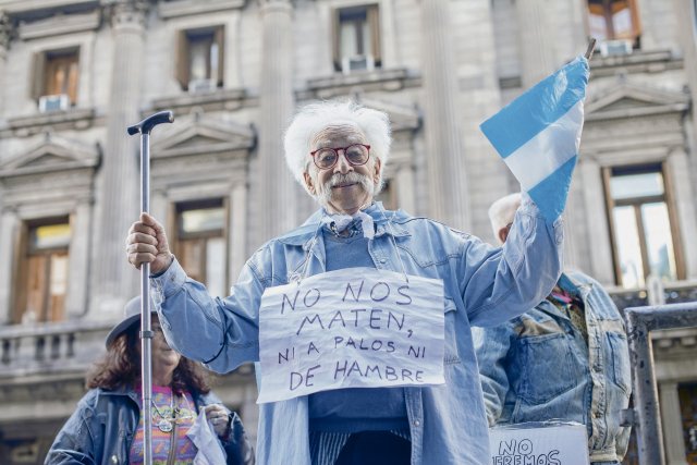 Alberto Schocron: 77 und noch kein bisschen müde, gegen die Kettensägenpolitik und für eine Rentenerhöhung zu protestieren