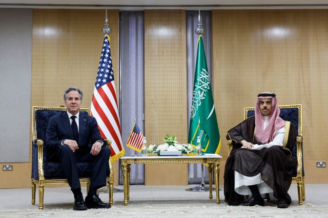 US-Außenminister Antony Blinken (l), trifft sich mit dem saudi-arabischen Außenminister Prinz Faisal Bin Farhan im GCC (Gulf Cooperation Council)-Sekretariat in Riad.