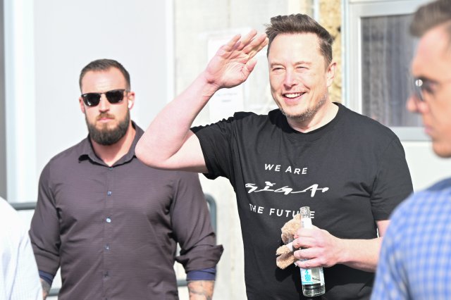 Milliardär und Tesla-Chef Elon Musk inszeniert seinen Konzern als privates Verkehrsministerium der Zukunft.