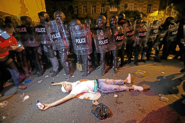 In Tiflis kam es in der Nacht zum Mittwoch zu schweren Zusammenstößen zwischen Demonstranten und Polizei.