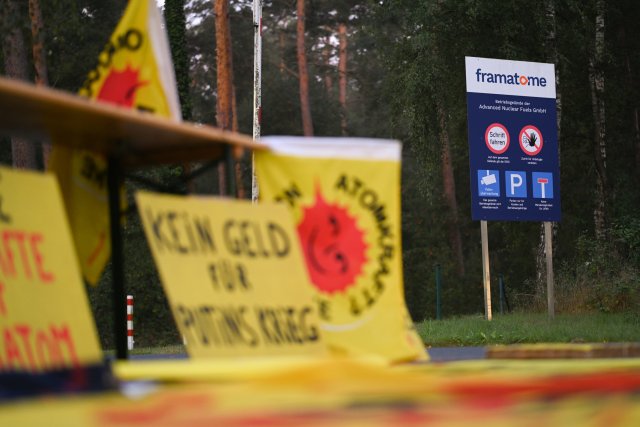 Immer wieder protestieren deutsche, niederländische und russische Umweltaktivisten vor der Zufahrt zur Lingener Brennelementefabrik gegen die Kooperation des französischen Betreibers mit dem russischen Staatskonzern Rosatom.
