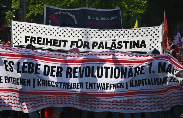 Frei von was? Frontblock der diesjährigen revolutionären Maidemonstration in Kreuzberg und Neukölln.