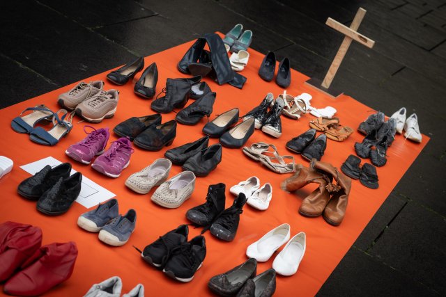 113 Paar Schuhe stehen auf dem Braunschweiger Schlossplatz stellvertretend für die 113 Frauen, die von ihren (Ex-)Partnern innerhalb eines Jahres (2021) getötet worden sind.