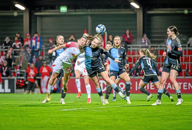 Julia Pollak (l.) und ihre Leipziger Fußballerinnen mussten sich erst an die Bundesligahärte gewöhnen. Gegen den 1. FC Nürnberg um Madeleine Steck (M.) winkt nun der Klassenerhalt.