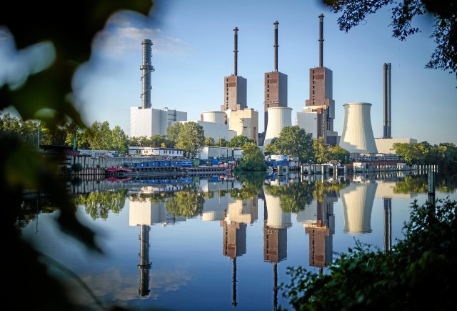 Im Heizkraftwerk in Lichtenrade wird Wärme aus Gasverbrennung gewonnen. Bis 2030 will die Berliner Energie und Wärme (BEW) den Gas-Anteil von 75 Prozent auf 50 Prozent senken.