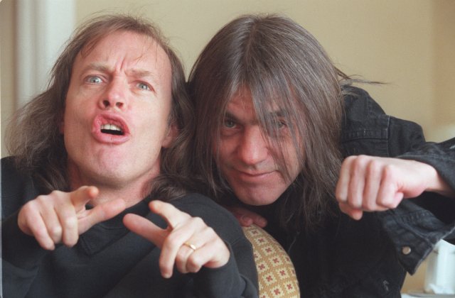 Immer den Ausgangspunkt verteidigen: Angus Young (l.) und sein Brüder Malcolm, 2000 auf Tour in Kanada.