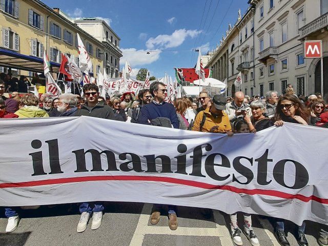 Die linke Tageszeitung »il manifesto« hatte für den 25. April, Tag der Befreiung Italiens vom Nazifaschismus, zu einer machtvollen Demo nach Mailand aufgerufen: über 100 000 folgten dem Appell.