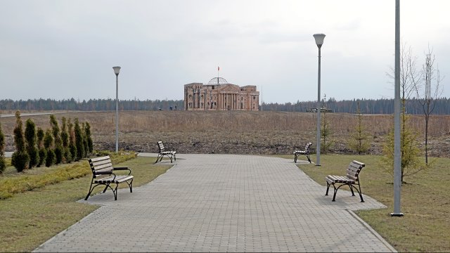 Blick auf die Reichstagsnachbildung in einem russischen Wald: Fi...