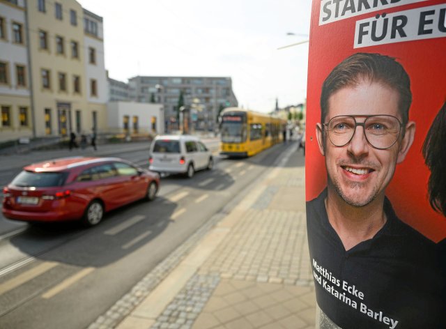Ein Wahlplakat des sächsischen SPD-Spitzenkandidaten zur Europawahl, Matthias Ecke, hängt an der Schandauer Straße im Stadtteil Striesen an einem Laternenmast.