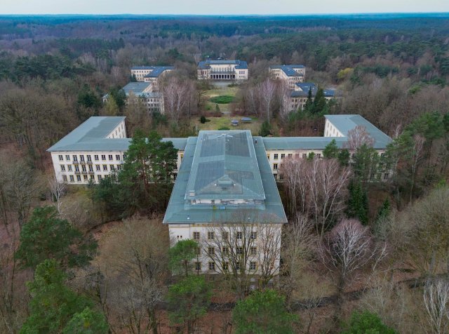 Der beeindruckende Gebäudekomplex der FDJ-Hochschule am Bogensee...
