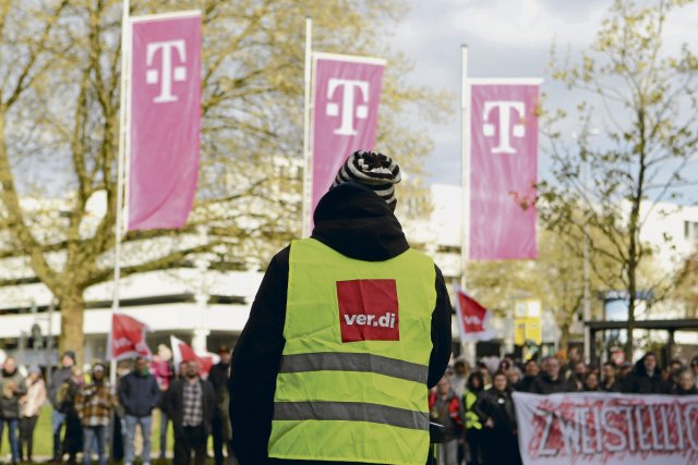 Erleben, was verbindet: Streikposten vor einer Telekom-Geschäftsstelle.