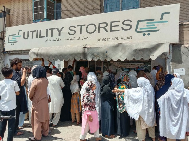 Menschen stehen vor einem Geschäft in Pakistan Schlange. Die IWF-Darlehen bedeuten weitere Einschnitte, zum Beispiel durch Strompreise.