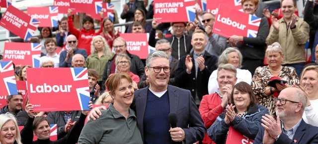 In Siegeslaune: Labour-Chef Keir Starmer (M.) feiert mit seiner Parteigenossin Claire Ward, der neuen Bürgermeisterin der East Midlands, und Anhängern den Sieg bei den Kommunalwahlen.