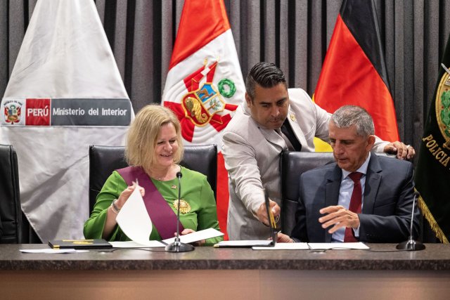 Faeser mit Torres Falcón, dem Innenminister von Peru, bei der Unterzeichnung einer Absichtserklärung zur gemeinsamen Bekämpfung der organisierten Kriminalität Ende Februar.