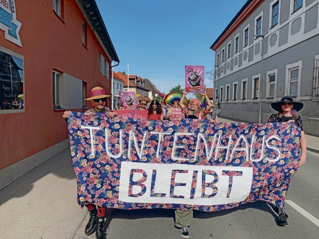Tuntenhausbewohner*innen kämpfen in der bayerischen Provinz für den Erhalt des queeren Hausprojekts in Berlin.