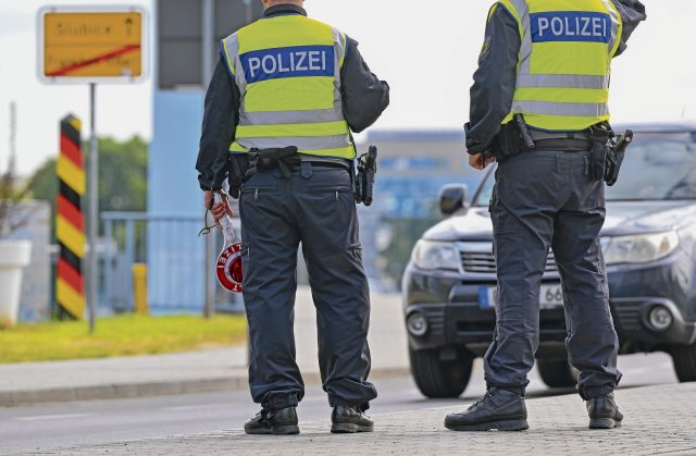 Bundespolizisten kontrollieren an der Stadtbrücke in Frankfurt (Oder) aus Polen einreisende Fahrzeuge.