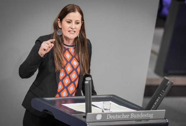 Bei einer Veranstaltung in Düsseldort warnt Linke-Chefin Janine ...