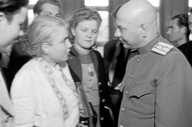Der sowjetische Kulturoffzier Sergej Tulpanow mit der Schriftstellerin Anna Seghers, Pfingsten 1947.
