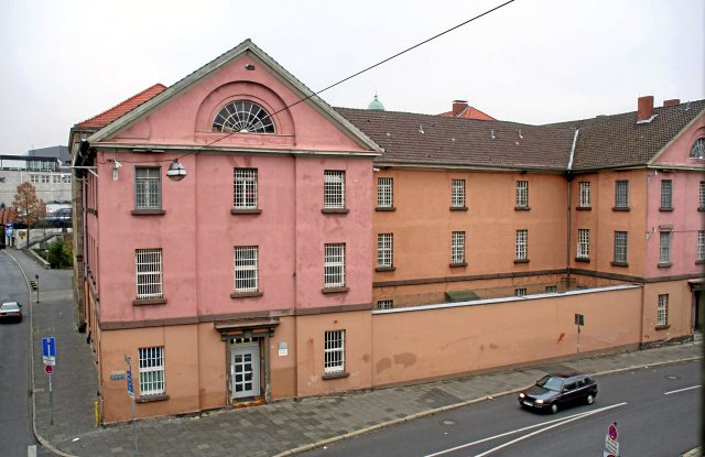 Bis 2007 befand sich in diesem Gebäude ein Gefängnis. Die Stadt Göttingen erwarb es 2008 – seitdem ist es ungenutzt.