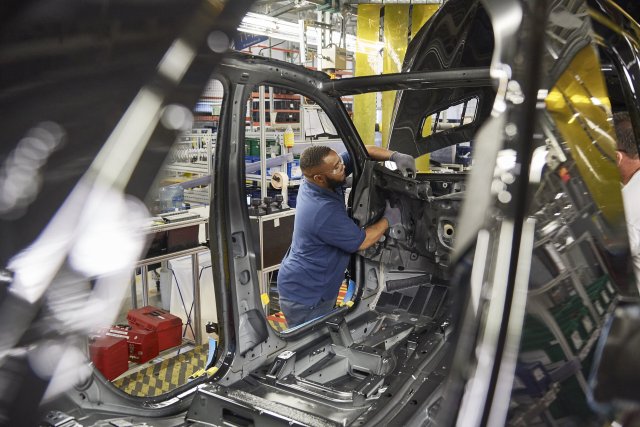 Ein Mann arbeitet bei der SUV-Montage in einem Mercedes-Benz Wer...