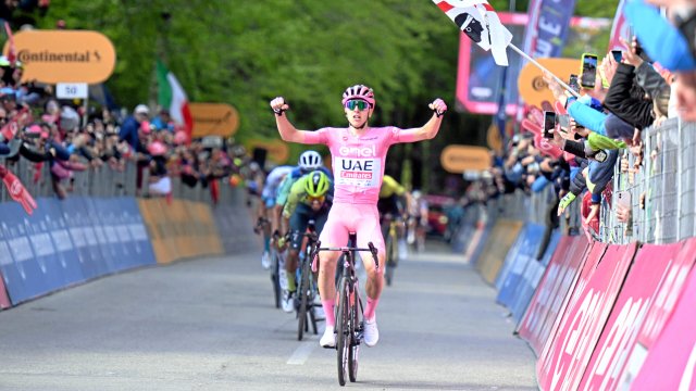 Der Giro 2024: Tadej Pogacar jubelt, die anderen fahren hinterher.