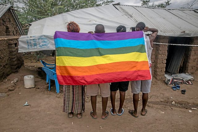 Geflüchtete LGBTQ aus Uganda posieren in einem Lager im Nachbarl...