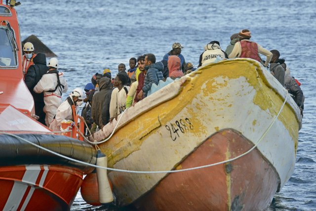 Ein Boot mit 156 Personen an Bord hat die Überfahrt geschafft und legt auf der Kanaren-Insel El Hierro an. Die Fluchtroute über den Atlantik gilt als besonders gefährlich.