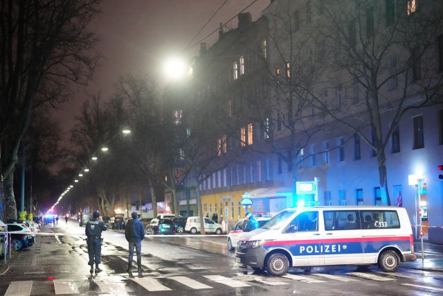 Polizisten ermitteln am Tatort: Drei Frauen sind am Freitagabend, 23. Februar 2024, in einem Bordell in Wien-Brigittenau tot aufgefunden worden. Ein Tatverdächtiger befindet sich in Polizeigewahrsam.