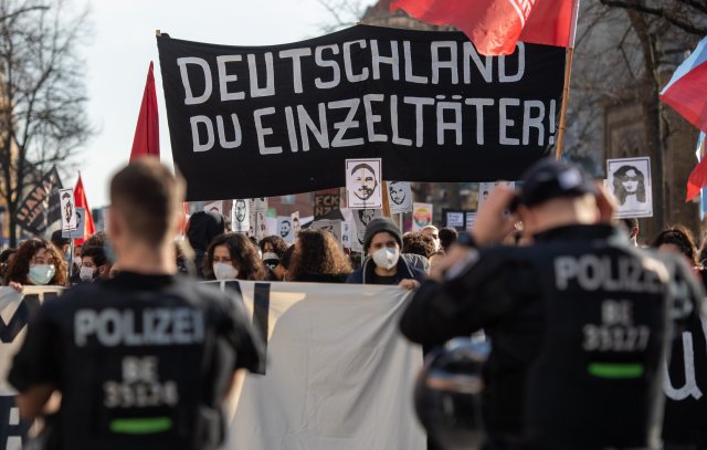 Jedes Jahr am 19. Februar ruft Migrantifa Berlin zum Gedenken an das Hanau-Attentat und Protest gegen strukturellen Rassismus auf. In diesem Jahr geht die Gruppe unter dem Motto »Die Konzequenz ist Widerstand« auf die Straße.