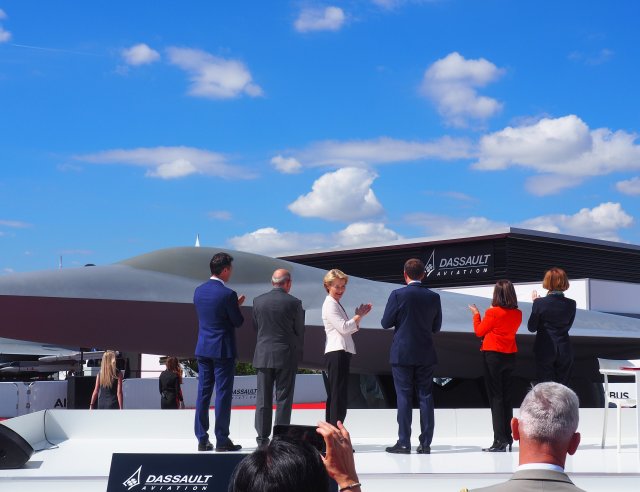 Modell des europäischen Kampfjets FCAS – das Projekt soll über den gesamten Lebenszyklus ein bis zwei Billionen Euro kosten, errechnet Greenpeace.