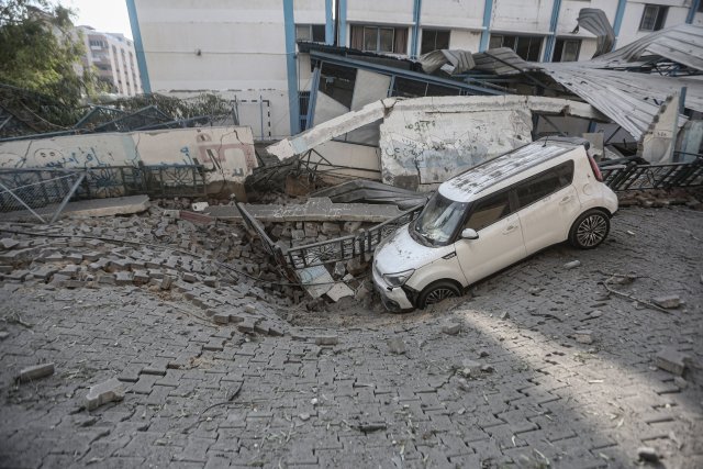 Eine Schule des Hilfswerks der Vereinten Nationen für Palästina-Flüchtlinge im Nahen Osten (UNRWA) ist nach einem israelischen Luftangriff beschädigt.