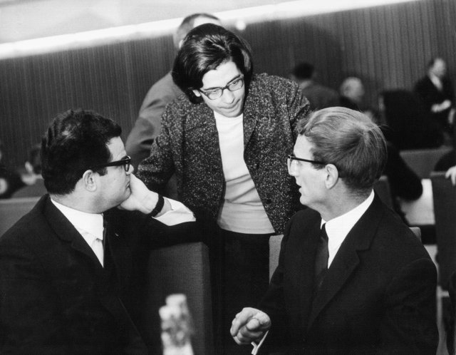 Wo ist die Linie? Christa Wolf im Gespräch mit Konrad Wolf (links) und Hermann Kant (rechts) während eines Empfangs des Staatsratsvorsitzenden Ulbricht am 25. November 1965 in Ost-Berlin.