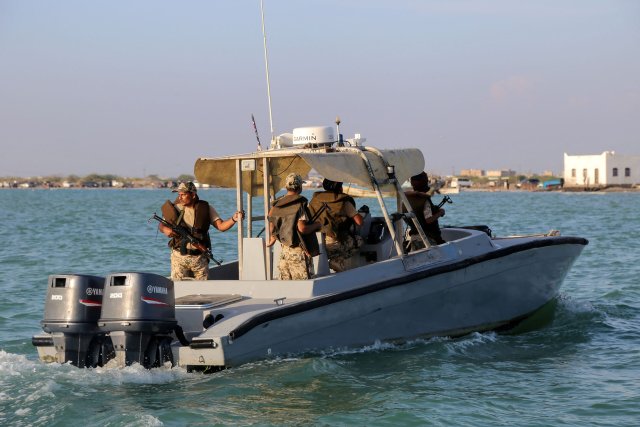 Jemenitische Küstenwächter patrouillieren im Roten Meer vor der ...