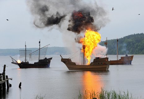 Seeschlacht vor der Insel Rügen: Eine von Klaus Störtebekers Koggen brennt. Fotos: dpa