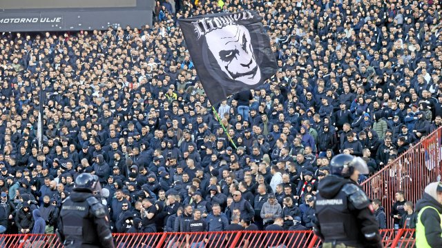 Die dunkle Schar der Schwerz-Weißen: der Fanblock von Partizan B...