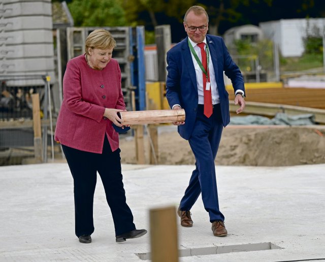 Kanzlerin Merkel und Bürgermeister Tabbert legen 2021 den Grunds...