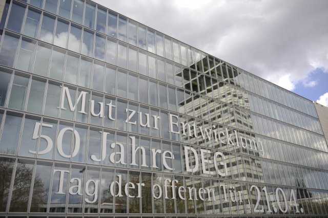 Schriftzug beim Jubiläum 2012 am Hauptgebäude der DEG