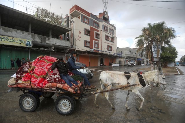 Palästinenser fliehen aus dem östlichen Teil der Stadt Rafah im ...